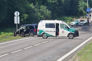 Vilkiko ir lengvojo automobilio susidūrimas Plungės r.: ugniagesiai laisvino prispaustą vyrą