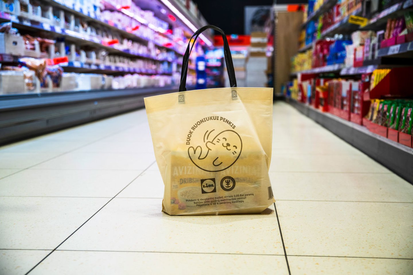 Visose „Lidl“ parduotuvėse prasidėjo projektas „Duok ruoniukui penkis“.<br>„Lidl Lietuva“ nuotr.