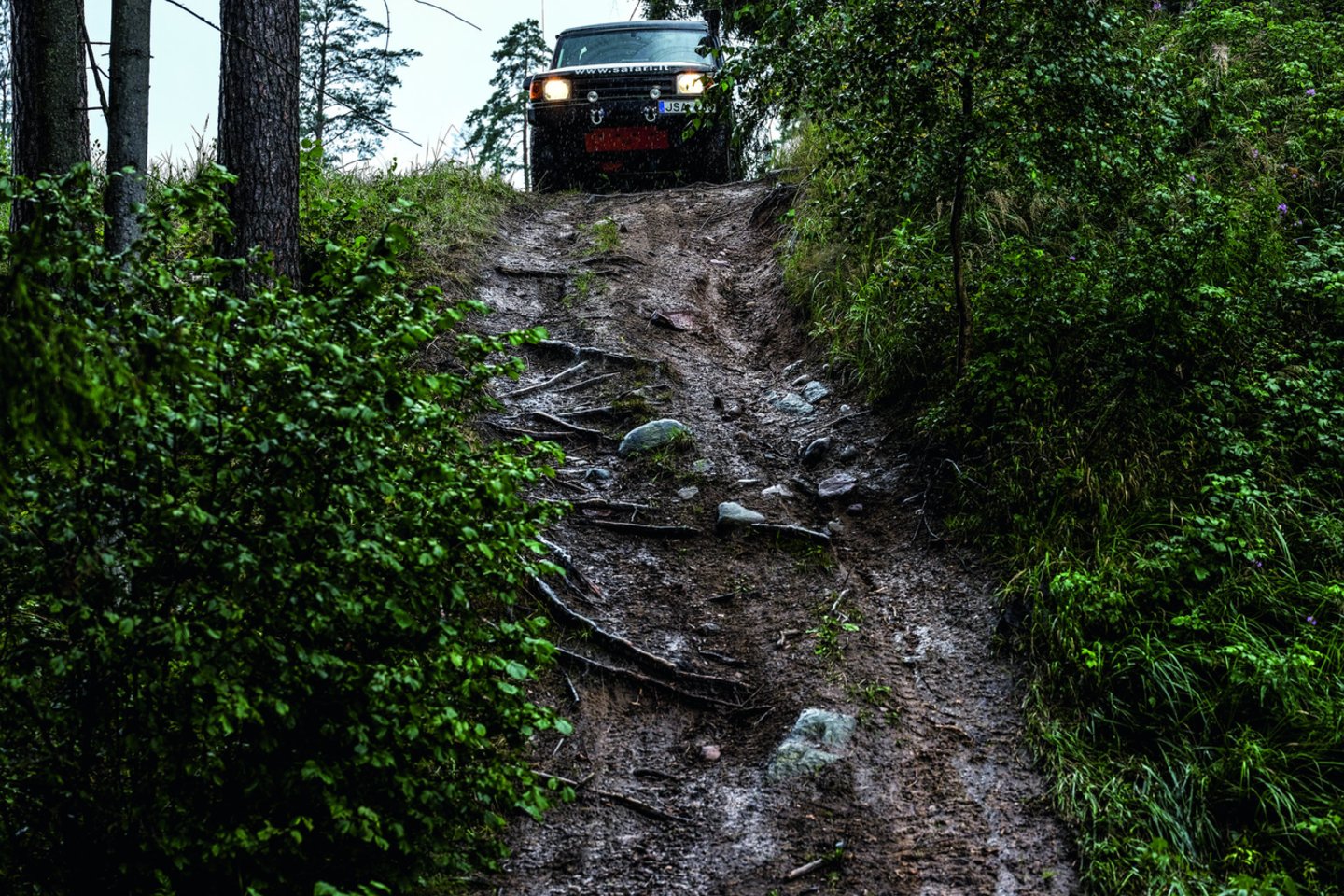 Vaidotas Marozas (64 m.) jau daugiau kaip pusę amžiaus mėgaujasi vairuodamas.<br>V.Ščiavinsko nuotr.