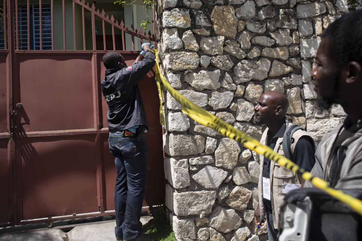 Haičio policija nukovė keturis „samdinius“, kaltinamus prezidento Jovenelio Moise'o nužudymu.