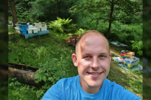 Žavintis atsidavimas bitėms: broliai bitininkai jas apvaisinti veža net į Vokietijos kalnus