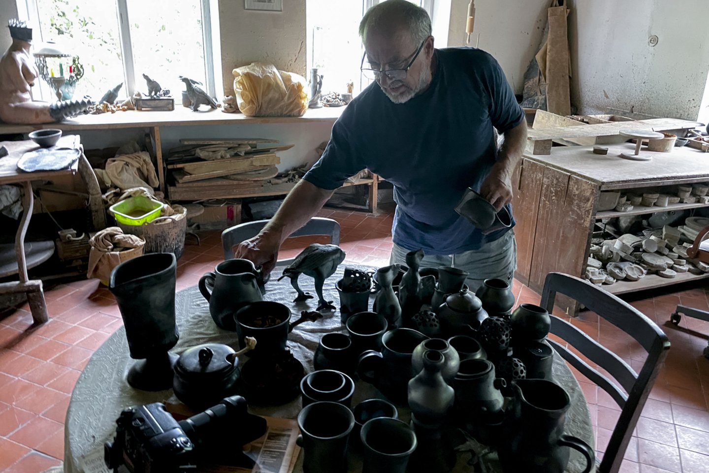 P.Pretkelis iki šiol bent du kartu per metus užkuria dar savo mokytojo M.Miliausko paliktas krosnis ir išdega savo juodosios keramikos dirbinius.<br>V.Ščiavinsko nuotr.