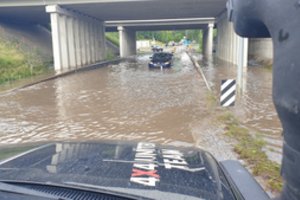 Po Vilnių nuplovusios liūties praėjo dvi paros, tačiau yra vietų, kurias vis dar ragina aplenkti