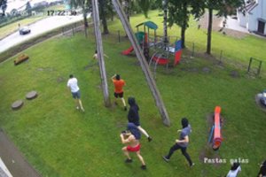 Neįtikėtinas vaizdas Tauragės r.: atvykę kaukėti užpuolikai puolė visus pasitaikiusius, žmonės piktinasi policijos darbu