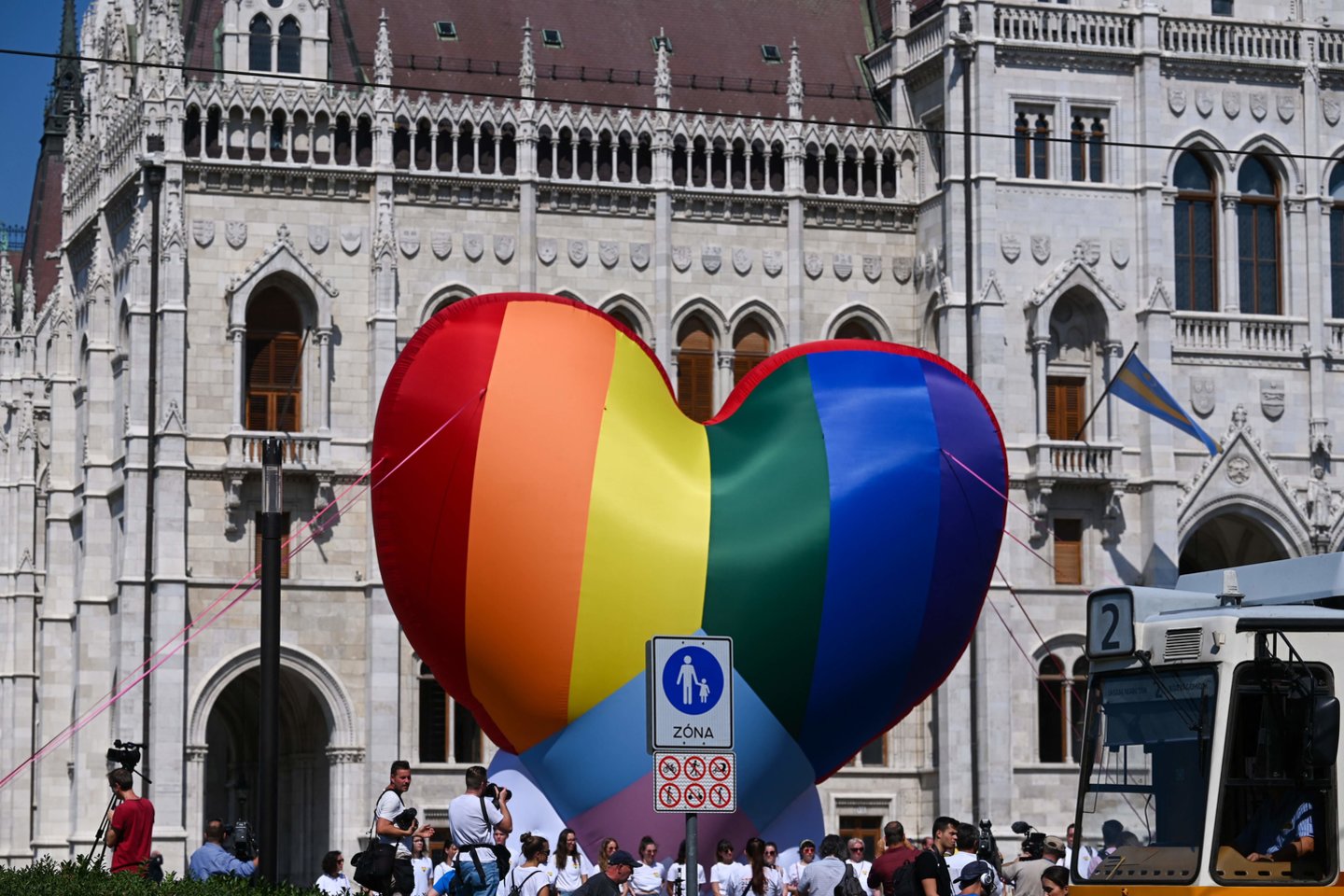  Vengrijos pilietinės grupės protestuoja prieš „homofobišką“ įstatymą.<br> AFP/Scanpix nuotr.