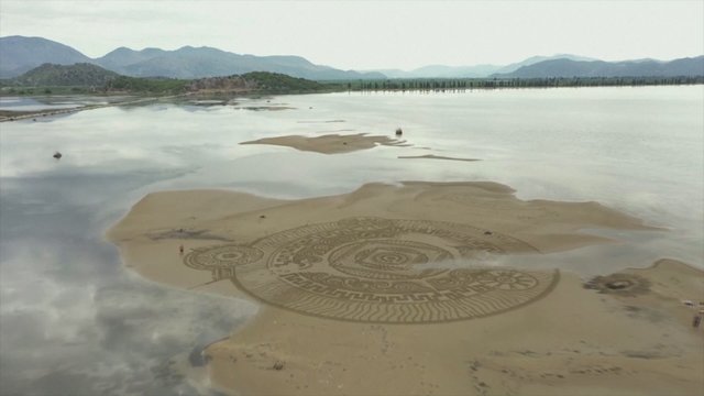 Užburiantys menininko darbai: įspūdingi smėlio raižiniai matosi net iš dangaus