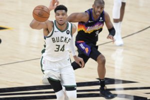 Net 42 pelnyti G. Antetokounmpo taškai neišgelbėjo „Bucks“ – „Suns“ finale turi jau dvigubą persvarą