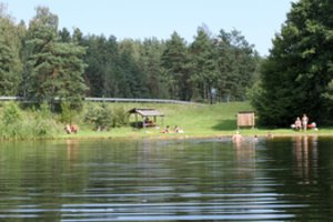 Poros maudynės prie ežero išmušė iš vėžių – nebesinorėjo net bristi į vandenį