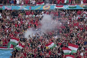 Už homofobiškus ir rasistinius sirgalių plakatus – UEFA bauda Vengrijai