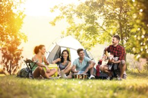 Stovyklavimo atgimimas: likę šalyje lietuviai šluoja turizmo prekes, kai kur jų beveik nebeliko