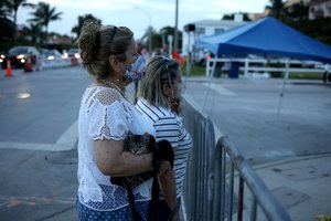 Floridoje daugiaaukščio pastato griūtį išgyvenęs katinas grąžintas šeimai