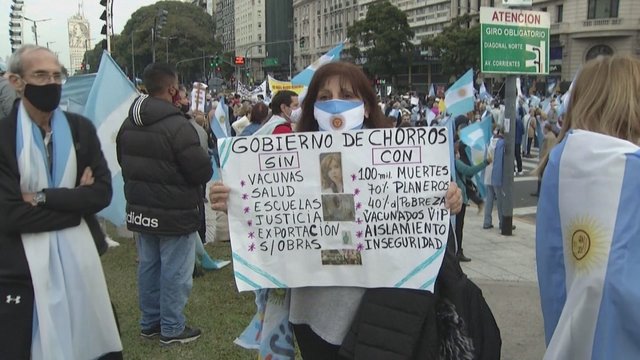 Argentinos nepriklausomybės diena paminėta neįprastai: gatvėse rinkosi tūkstančiai protestuotojų