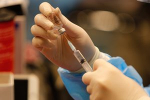 Mokslininkai: delta atmainos plitimui sustabdyti reikalingas didesnis skiepijimo mastas