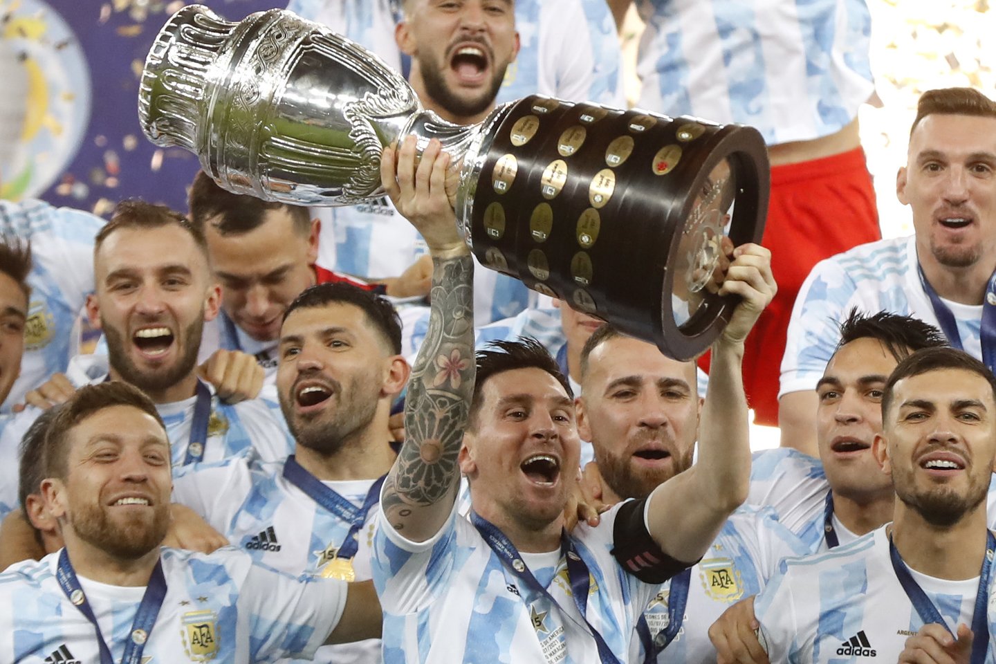 L.Messi kartu su kitais Argentinos triumfavo Pietų Amerikos futbolo čempionate.<br>AP/Scanpix nuotr.
