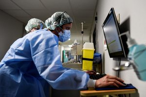 90-metė vienu metu buvo užsikrėtusi dviejų atmainų koronavirusu