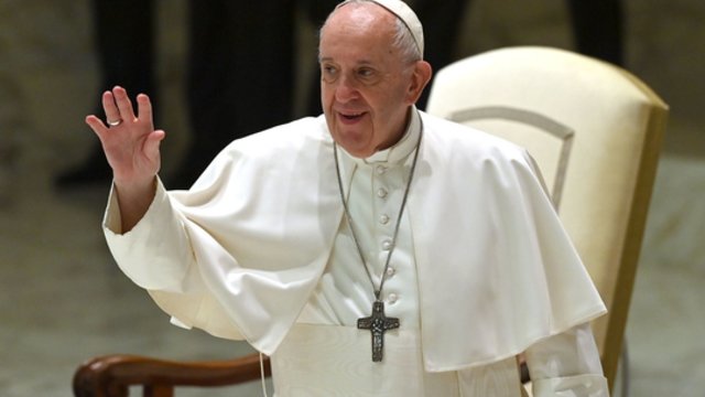 Katalikai džiūgauja: pirmąkart po operacijos pasirodė popiežius Pranciškus