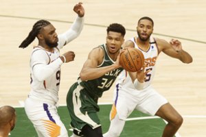 Atsakomasis smūgis – „Bucks“ tempęs Giannis Antetokounmpo NBA finalo serijoje atkūrė intrigą