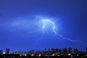 Pekiną užklupo galinga audra: atšaukti skrydžiai, uždarytos mokyklos, įspėjama dėl „ekstremalių liūčių“