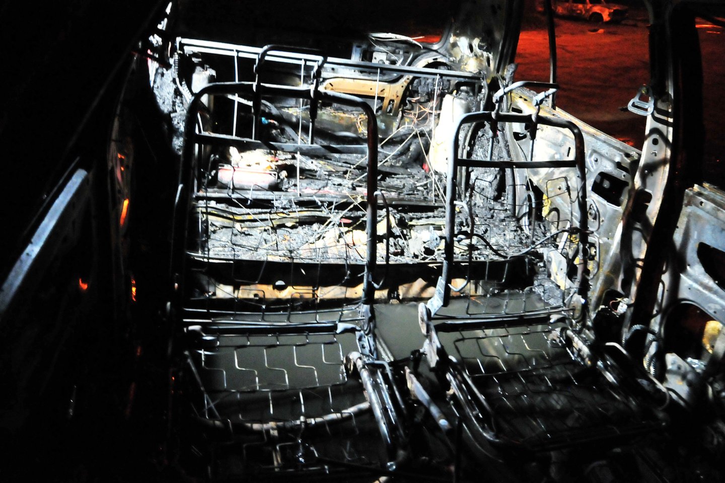 Klaipėdoje sudegintas „VW Passat“, apdegė dar du automobiliai.<br>A.Vaitkevičiaus asociatyvi nuotr.