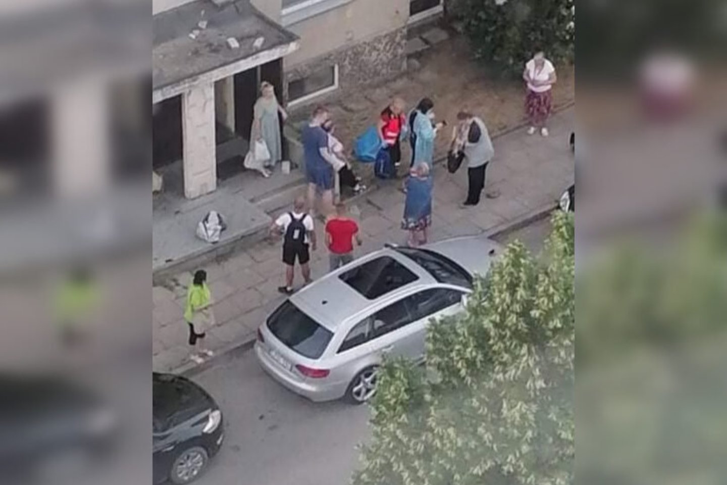Būrys medikų stengėsi atgaivinti mergaitę, čia pat, prie laiptinės kovojo už jos gyvybę. Deja, didelės medikų pastangos buvo bevaisės. Mergaitės atgaivinti nepavyko, jai buvo konstatuota mirtis