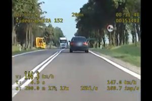 Nežymėtas Lenkijos policijos automobilis nufilmavo skriejantį lietuvio BMW – teks susimokėti baudą