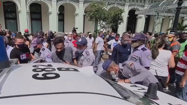 Kuboje vyko reti protestai prieš komunistinę vyriausybę: reikalavo aktyviau skiepyti nuo koronaviruso