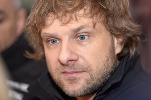 B. Vanagui dėl kaltinimų smurtu prieš moterį – kardomoji priemonė, uždrausta su ja bendrauti