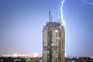 Įdomioji žaibolaidžio istorija: vienu metu buvo nešiojami net ant skrybėlių ir skėčių