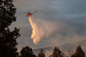 Kova su gaisrais JAV įgavo pagreitį: atslėgti turėtų ir kaitra