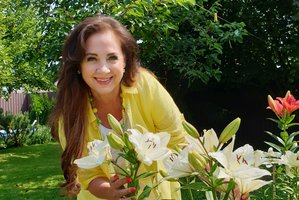 Livetos Kazlauskienės sode pražydo lelijų jūra: laukia, kada išsiskleis juodosios gražuolės