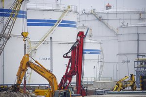 Naftos paklausa sparčiai auga, rinkai gresia deficitas ir kintamumas