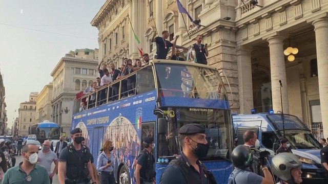 Italija ir toliau džiūgauja: čempione tapusi futbolo rinktinė titulą atšventė su tūkstantine minia