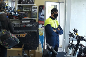 Po brangaus elektrinio paspirtuko vagystės Kauno policija prašo atpažinti šį vyrą