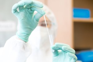 Ant Vyriausybės stalo – siūlymas dėl privalomo testavimo: galiotų kelių sričių profesijoms