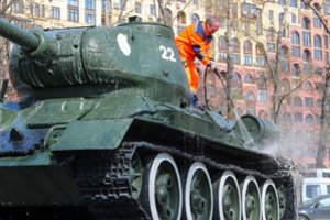 Kuriozas Rusijos greitkelyje – apvirto 40 tonų sveriantis tankas