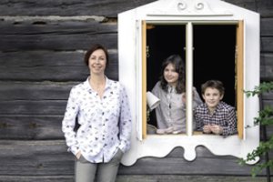 Menininkė laiką puikiausiai leidžia šimtametėje sodyboje su lauko tualetu