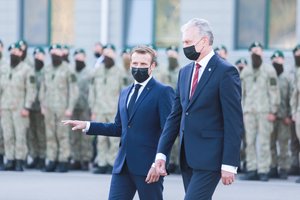 Paviešino anksčiau neskelbtą E. Macrono laišką G. Nausėdai, jame – prašymas