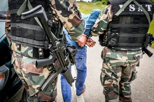 Praneša, kad sulaikomi migrantai elgiasi vis įžūliau: gaudynėse dalyvavo ir VSAT sraigtasparnio pilotai