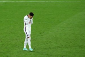 Milžiniškos rasizmo bangos sulaukęs jaunasis Anglijos futbolininkas atsikirto: „Neapykanta nelaimės“