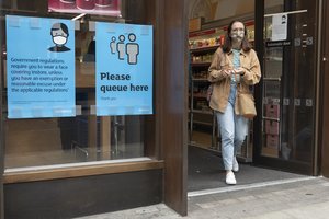 Anglijos gyventojai raginami ir toliau dėvėti kaukes parduotuvėse