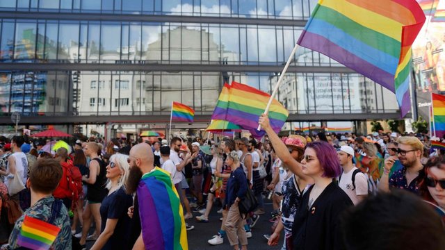 Pradėtos pažeidimo procedūros prieš Vengrijos ir Lenkijos vyriausybes dėl varžomų LGBT teisių