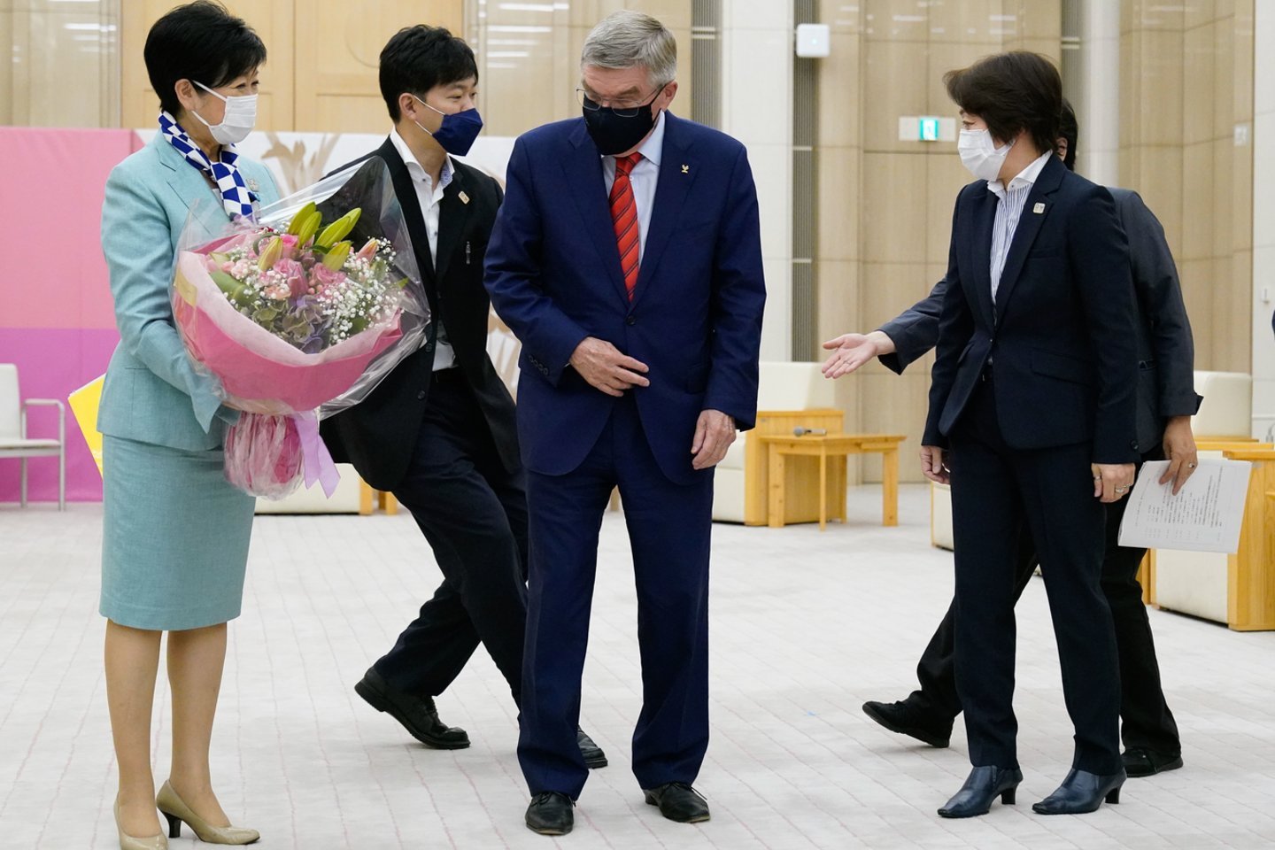 Ketvirtadienį Tokijuje vyko Tarptautinio olimpinio komiteto vadovo Thomaso Bacho susitikimas su Tokijo gubernatore Koike Yuriko. <br> zumz press/scanpix.com nuotr.