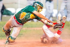 Geriausioje birželio sporto nuotraukoje – efektingas beisbolo rungtynių momentas