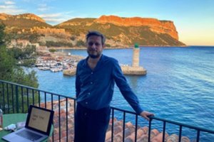 J. Meko šimtmetis: kompozitorius A. Bumšteinas Viduržemio jūros pakrantėje  rašo jam skirtą kūrinį