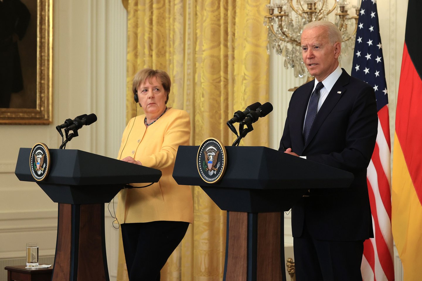  J. Bidenas ir A. Merkel: ne visais klausimais sutariantys draugai.  <br> AFP/Scanpix nuotr.