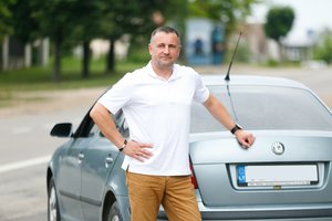 Policijos vadovas atskleidė, kokie vairuotojai erzina labiausiai ir ką mano apie už konteinerių slepiamus trikojus matuoklius