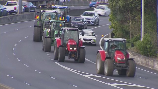 Ūkininkų protestas: į gatves išvažiavo su traktoriais, keliuose sudarė didžiules spūstis