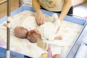 Dvynukių besilaukiančiai kaunietei COVID-19 sukėlė komplikacijas: kilo pavojus ir jai, ir kūdikiams