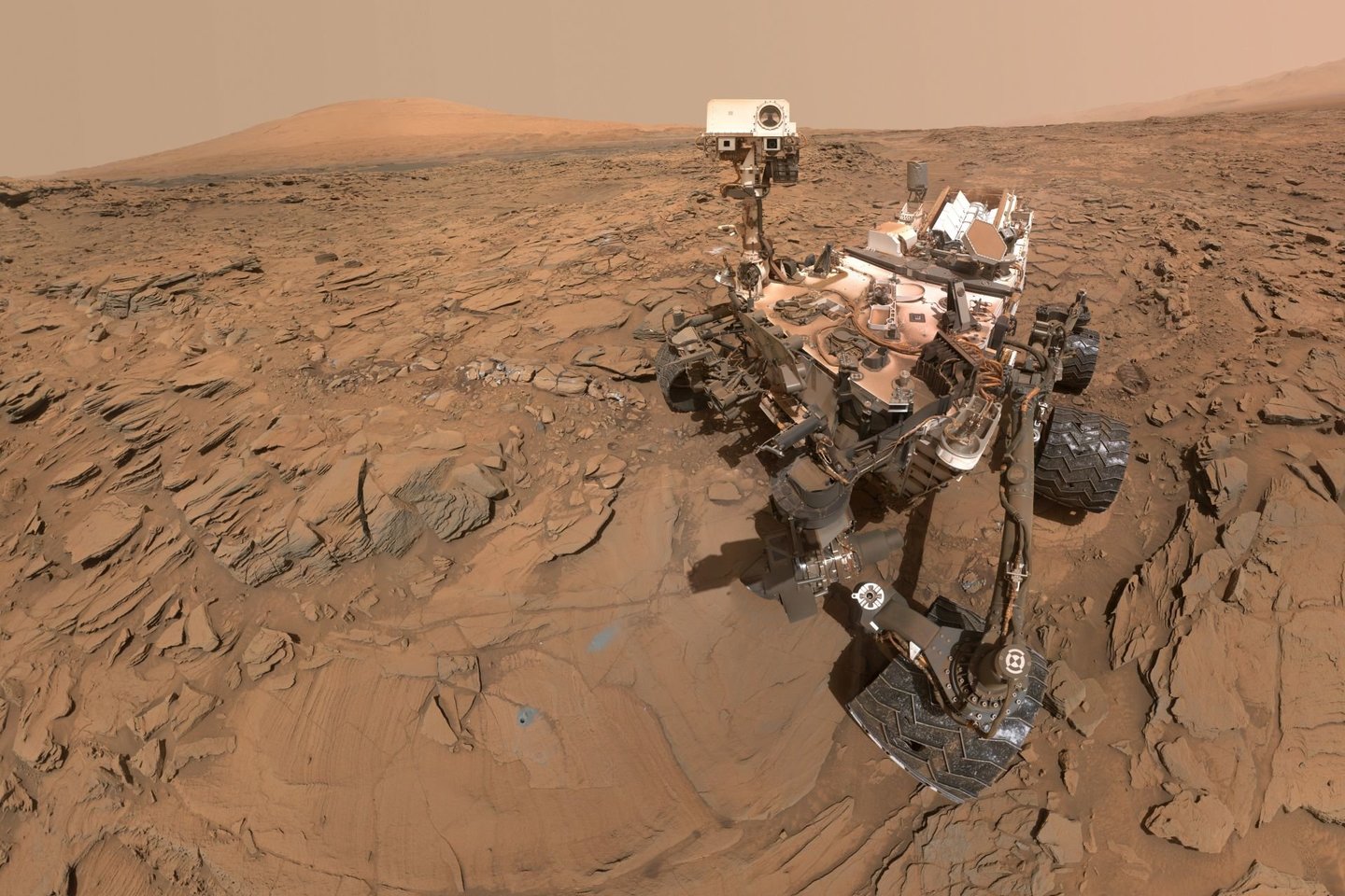  Būtent „Curiosity“ aptiko įvairių molingų uolienų, o molis formuojasi tiktai specifinėmis sąlygomis, kai yra ne per daug šarminio ir rūgštinio vandens.<br> NASA nuotr.