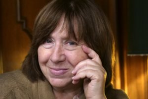 Berlyne oro uoste buvo sulaikyta rašytoja S. Aleksijevič: įtarta, kad jos krepšyje – bomba